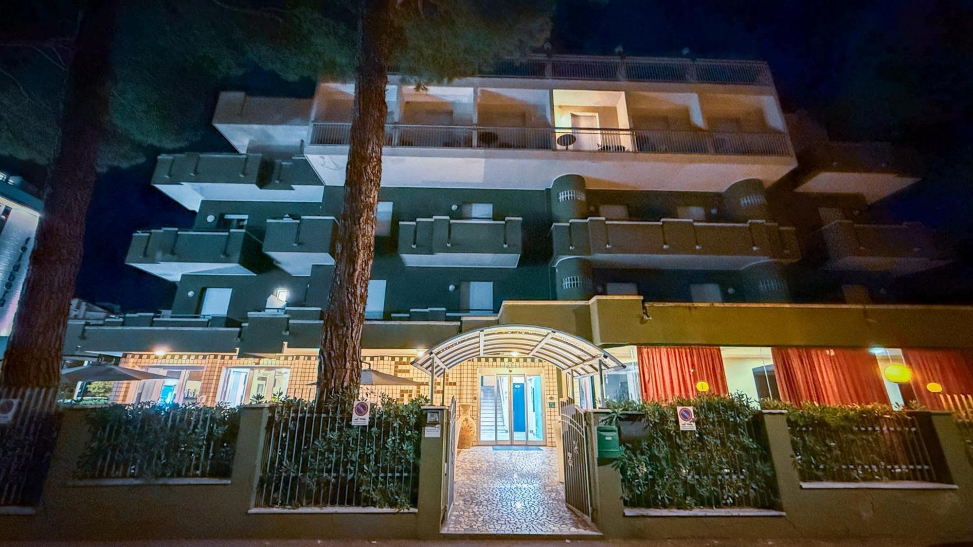 Hotel Etna - Nuova Gestione Romagnola All-Inclusive Spiaggia Parcheggio Ричоне Екстериор снимка